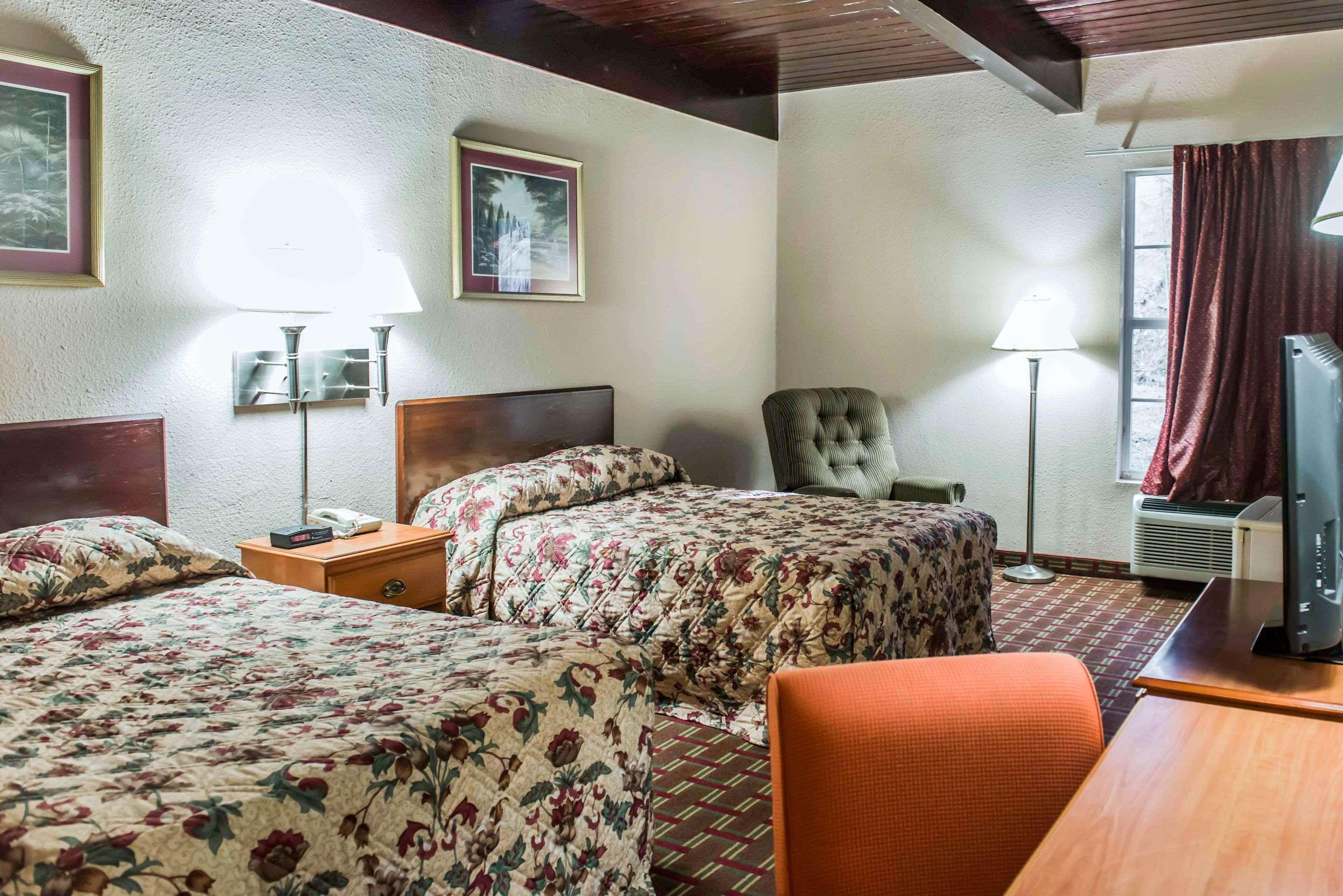 Lodge Econo Near Capital -university *